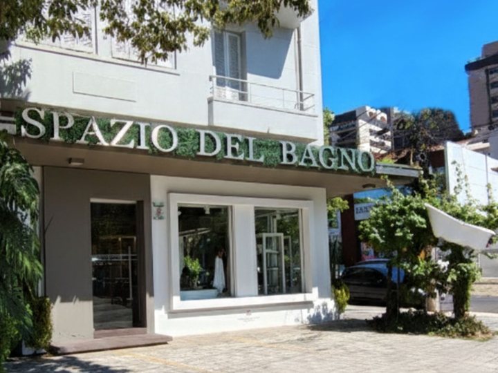 Fachada da Spazio Del Bagno na Rua Mariante, 379, com o letreiro verde da loja sobre a vitrine